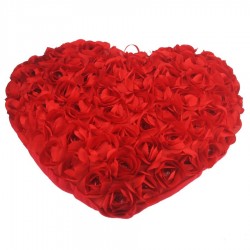 Travesseiro em forma de coração com rosas