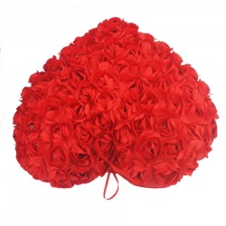 Travesseiro em forma de coração com rosas