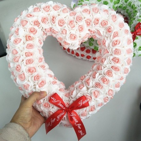 Decoração em forma de coração - feito de rosas infinitas