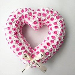 Decoração em forma de coração - feito de rosas infinitas