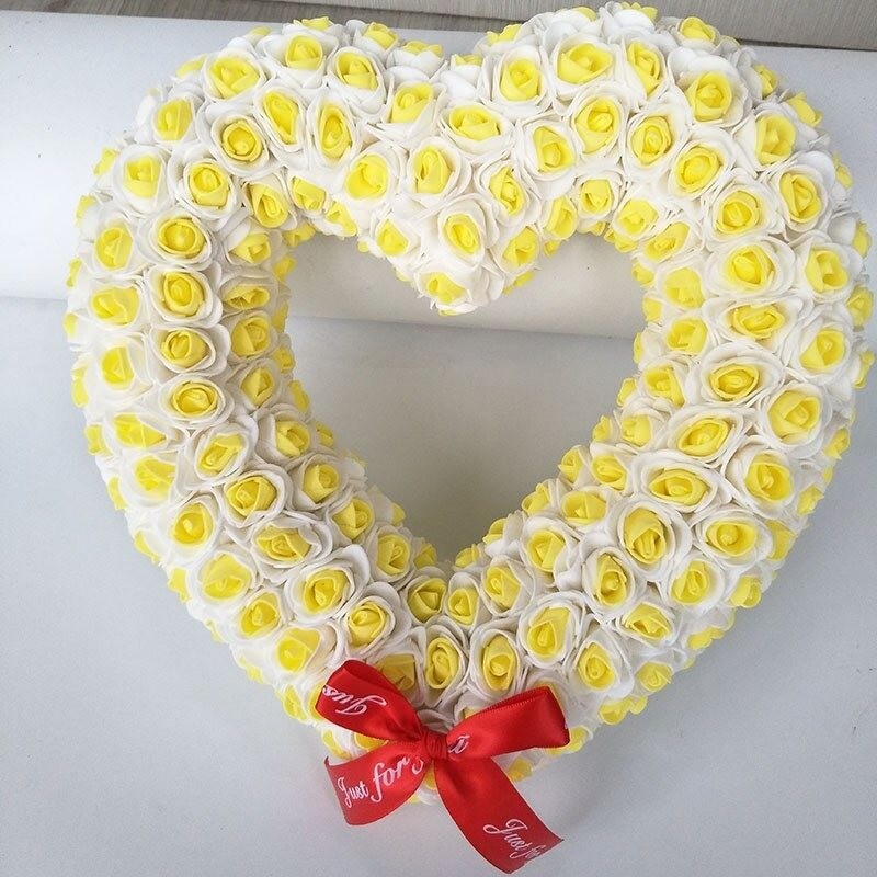 Decoração em forma de coração - feito de rosas infinitas