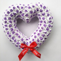Decoração em forma de coração - feito de rosas infinitas