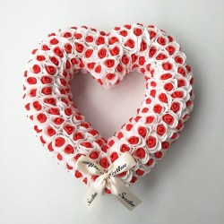 Decoração em forma de coração - feito de rosas infinitas