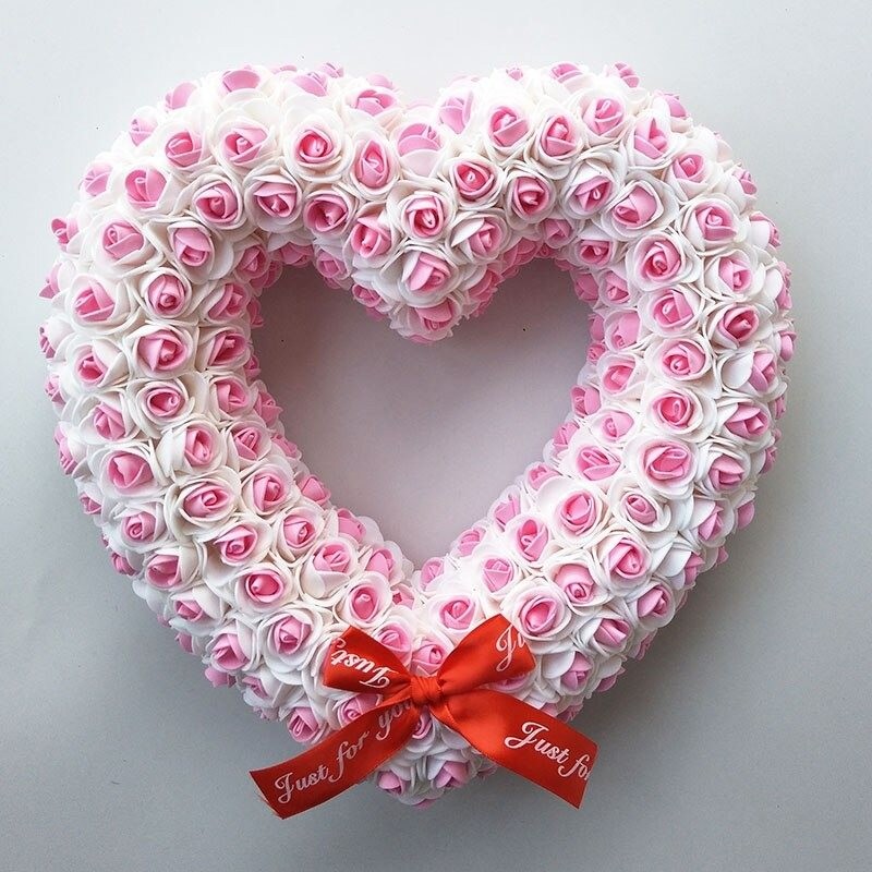 Decoração em forma de coração - feito de rosas infinitas