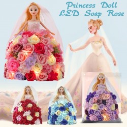 Boneca de princesa feita de rosas infinitas com luz LED