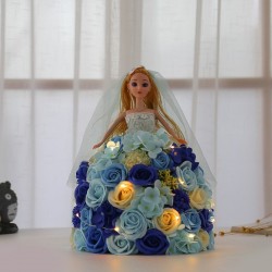 Boneca de princesa feita de rosas infinitas com luz LED