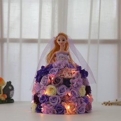 Boneca de princesa feita de rosas infinitas com luz LED