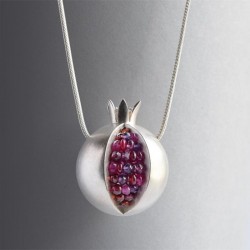 Colar na moda com fruta romã