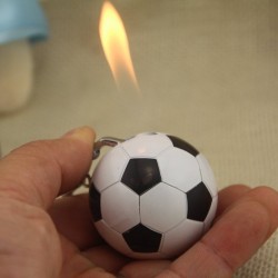 Futebol em forma de isqueiro - chaveiro