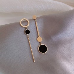 Brincos longos com círculo preto