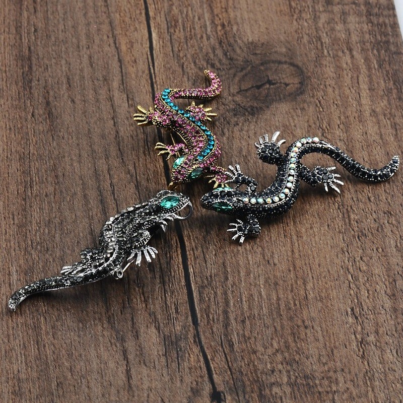 Vintage brooch with crystal lizard