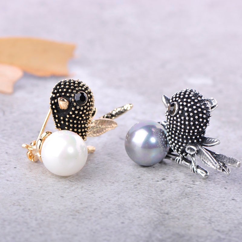 Vintage bird-shaped brooch with pearl