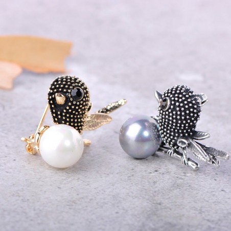 Vintage bird-shaped brooch with pearl