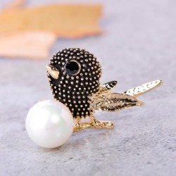 Vintage bird-shaped brooch with pearl