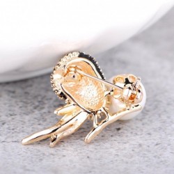 Vintage bird-shaped brooch with pearl