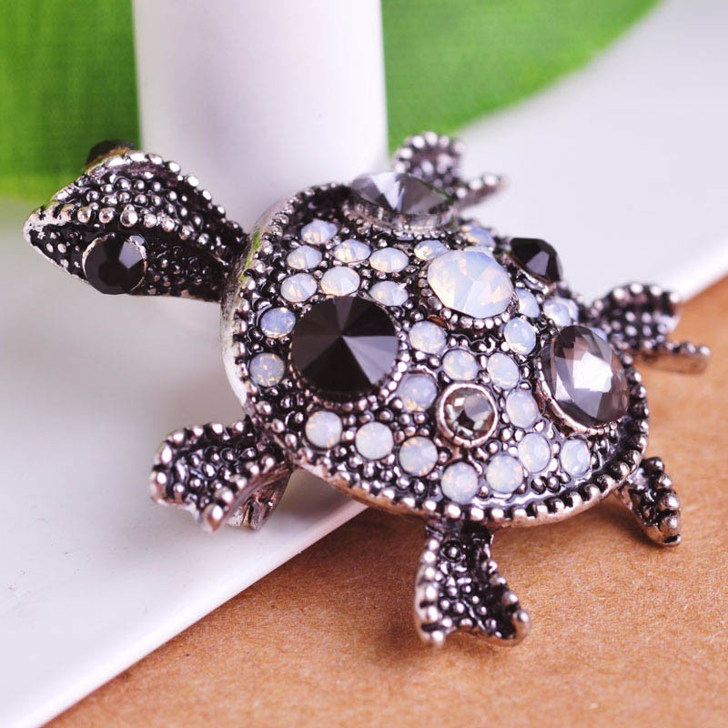 Fashionable brooch with crystal tortoise