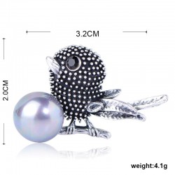 Vintage bird-shaped brooch with pearl