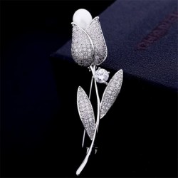 Luxurious white crystal brooch with rose / pearl