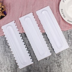 Decorative cream spatula - scraper - irregular teeth / edge