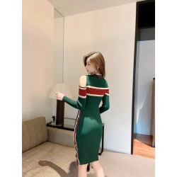 Vestido lápis listrado - tomara que caia - com fenda lateral / botões