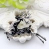 Broche elegante com veado de cristal preto