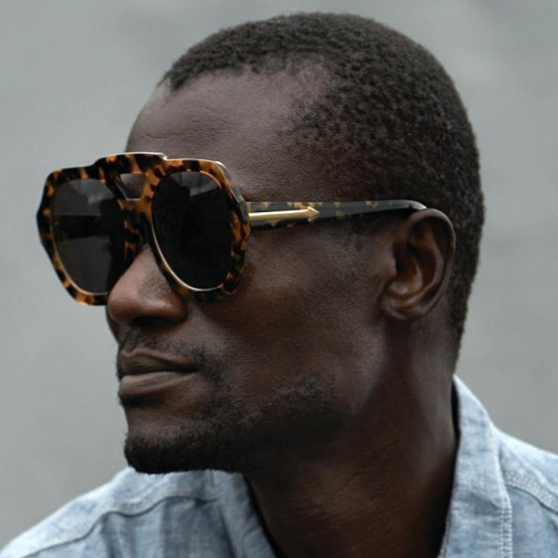 Fashionable sunglasses - oversized frame - decorative metal arrow - unisexSunglasses
