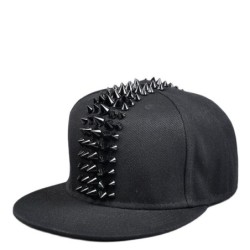 Boné de beisebol moderno - snapback plano - com rebites - estilo Hip Hop / Punk / Rock