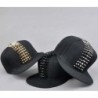Boné de beisebol moderno - snapback plano - com rebites - estilo Hip Hop / Punk / Rock