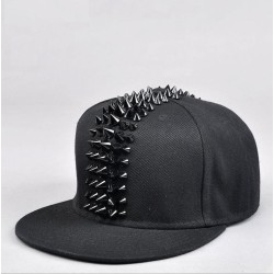 Boné de beisebol moderno - snapback plano - com rebites - estilo Hip Hop / Punk / Rock