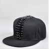 Boné de beisebol moderno - snapback plano - com rebites - estilo Hip Hop / Punk / Rock