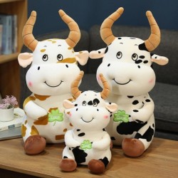Brinquedo de pelúcia em forma de vaca dos desenhos animados
