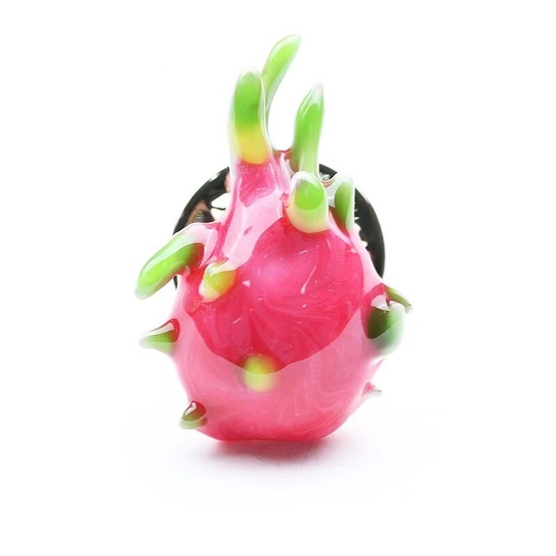 Broche elegante com uma fruta do dragão