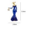 Broche da moda - uma mulher de vestido azul com uma bolsa de cristal