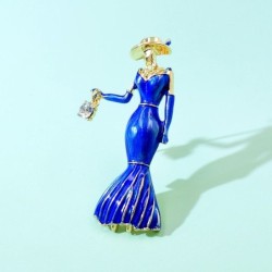 Broche da moda - uma mulher de vestido azul com uma bolsa de cristal