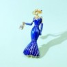 Broche da moda - uma mulher de vestido azul com uma bolsa de cristal