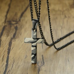 Pingente com uma cruz de camuflagem - colar de aço inoxidável