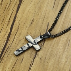 Pingente com uma cruz de camuflagem - colar de aço inoxidável