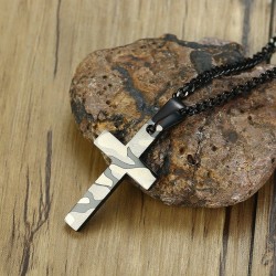 Pingente com uma cruz de camuflagem - colar de aço inoxidável