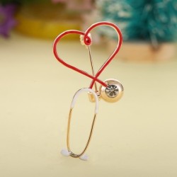 Estetoscópio em forma de coração - com cristal - broche elegante