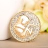 Broche de parteira redondo - com cristais - em forma de moeda - feto