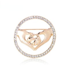 Elegante broche redondo - com cristais - mãos unidas em forma de coração