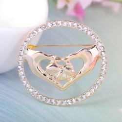 Elegante broche redondo - com cristais - mãos unidas em forma de coração