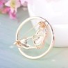Elegante broche redondo - com cristais - mãos unidas em forma de coração
