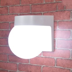 Lâmpada moderna em forma de bola - luz de parede ao ar livre