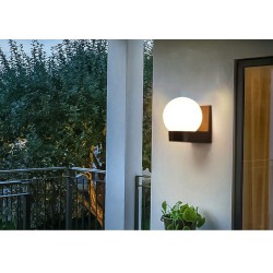 Lâmpada moderna em forma de bola - luz de parede ao ar livre