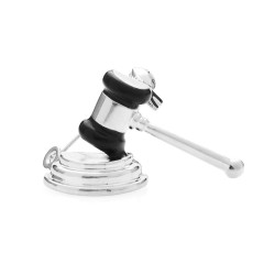 Broche do juiz - martelo do tribunal