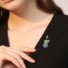 Broche elegante com guitarra e borboleta de cristal