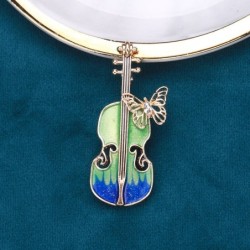 Broche elegante com guitarra e borboleta de cristal