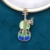 Broche elegante com guitarra e borboleta de cristal