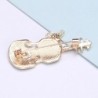 Broche elegante com guitarra e borboleta de cristal